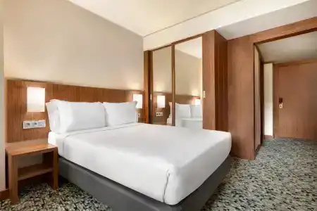 Ramada by Wyndham Lisbon - 32