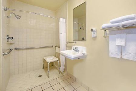 Super 8 by Wyndham Airport - 7