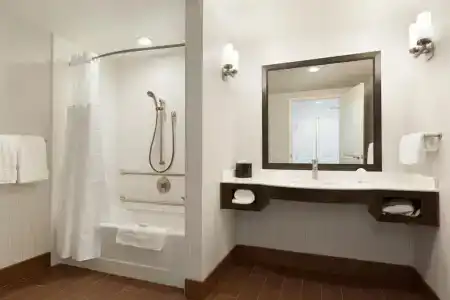 Hilton Garden Inn Boston Logan Airport - 35