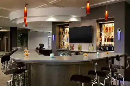 DoubleTree by Hilton Airport - 10