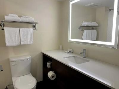 Elk Lake Inn & Suites - 33