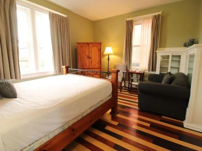 James Bay Inn, Suites & Cottage - 3