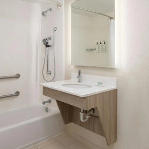 SpringHill Suites by Marriott Convention Center - 39