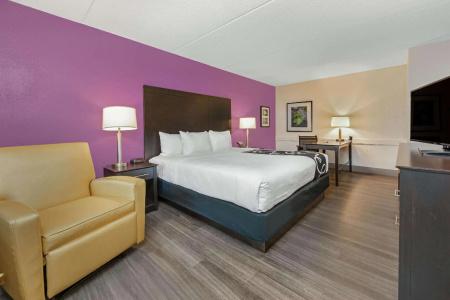La Quinta Inn by Wyndham Miami Airport North - 17