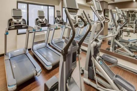 DoubleTree by Hilton & Suites - 16