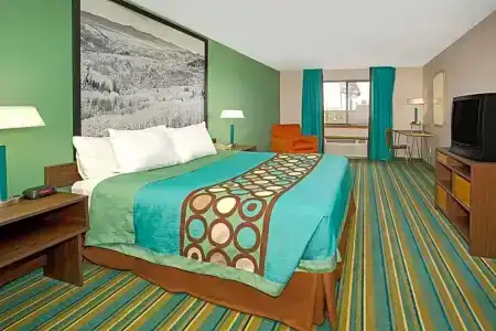 Super 8 by Wyndham Denver Stapleton - 12