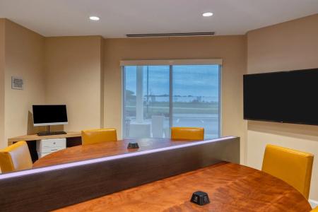 TownePlace Suites by Marriott Indianapolis Airport - 21