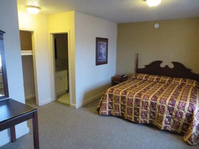 Budgetel Inn and Suites - - 5