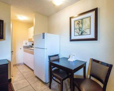 HomeTowne Studios by Red Roof Orlando South - 13
