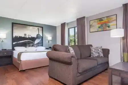 Super 8 by Wyndham/Airport - 27