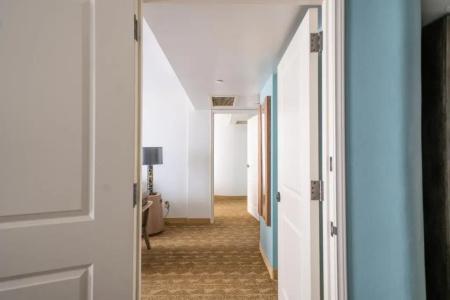 Embassy Suites by Hilton Waikiki Beach Walk - 64