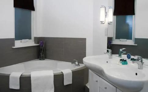 Queens & Spa - 7