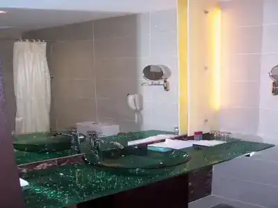 Royal @ Queens (SG Clean, Staycation Approved) - 9