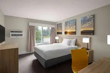 Days Inn & Suites by Wyndham - 3
