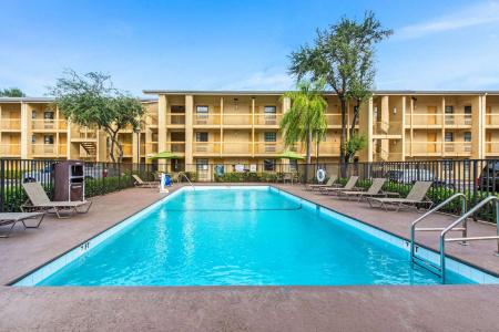 La Quinta Inn by Wyndham Miami Airport North - 11