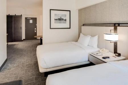 DoubleTree by Hilton & Suites - 40