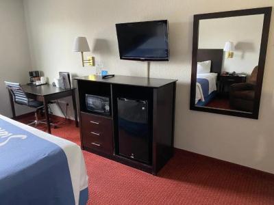 Days Inn & Suites by Wyndham Airport - 19