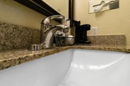 Econo Inn & Suites - 38