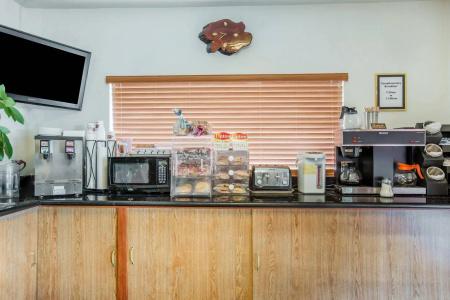 Rodeway Inn - 12