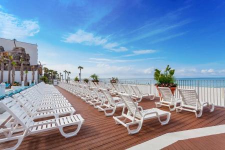 Holiday Inn Express & Suites Beach Beachfront by IHG - 21