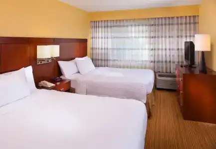 Courtyard by Marriott at Hamilton Place - 2