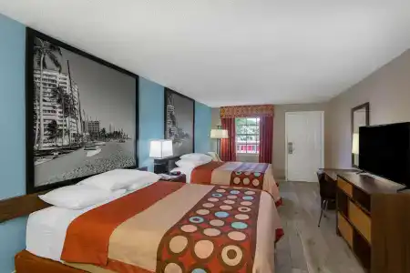 Super 8 by Wyndham Sarasota Area - 3