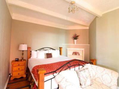 James Bay Inn, Suites & Cottage - 1