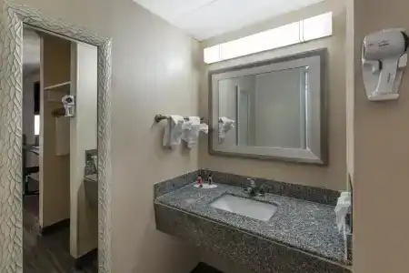 Days Inn by Wyndham North - 22