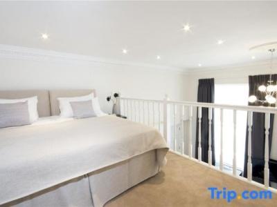 Queensgate Court - 299