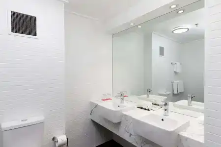 Rydges - 40