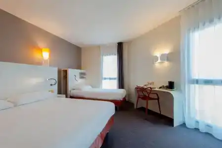 Kyriad La Rochelle Centre - Les Minimes - 31