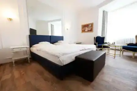Bayerischer Hof - 81