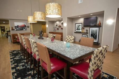 Hampton Inn & Suites Airport - 27