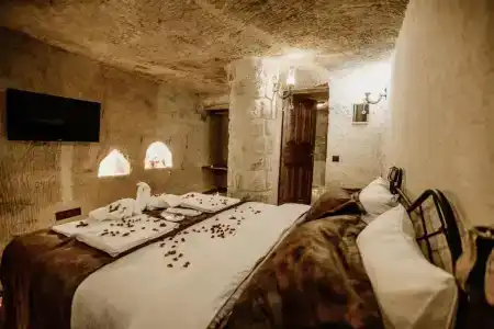 Romantic Cave - 77