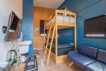 Beige Poshtels + Netflix - 49