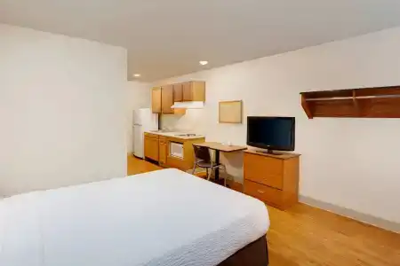 WoodSpring Suites - 4