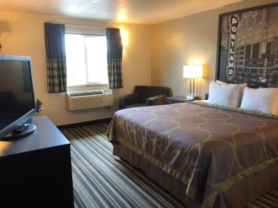 Super 8 by Wyndham Portland Airport - 22