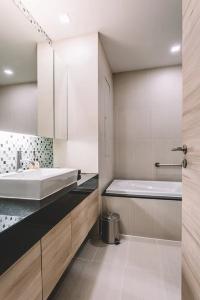 Adelphi Suites Bangkok - Sha Extra Plus - 60