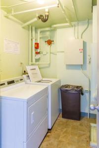 Tropical Studios At Marine Surf Waikiki - Free Parking - Best Location - Full Kitchen - Swimming Pool - 87