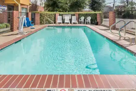 Days Inn & Suites by Wyndham Dallas - 12