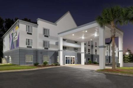 Super 8 by Wyndham Savannah - 18