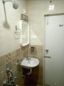 Treebo Trend Rithikha Inn Crest Ashok Nagar - 9