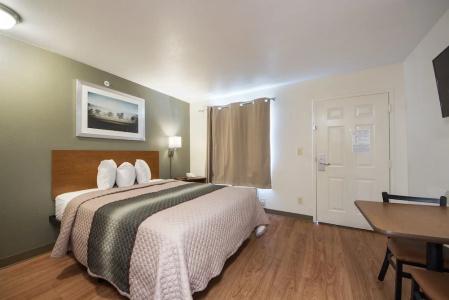 HomeTowne Studios by Red Roof Dallas - - 32