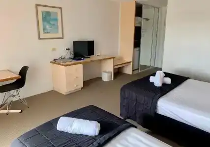 Outrigger Burleigh - 30
