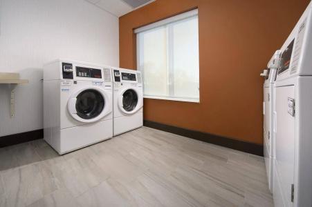 Holiday Inn Express & Suites, an IHG - 5