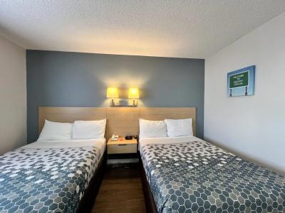Econo Lodge Village - 3