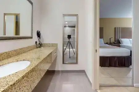 Rodeway Inn & Suites Fort Lauderdale Airport & Cruise Port - 8