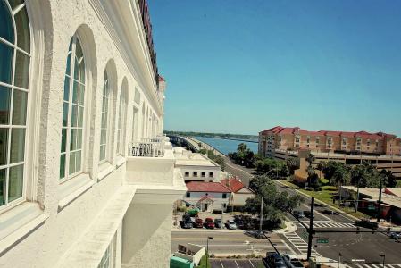 Hampton Inn & Suites - 13