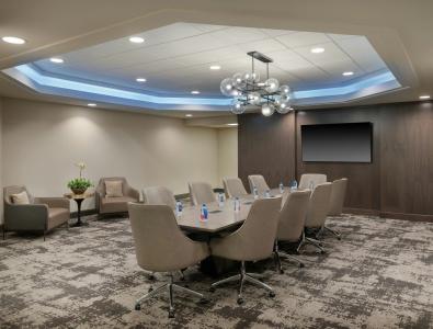 Hilton Indianapolis & Suites - 19