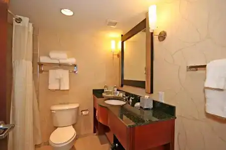 DoubleTree by Hilton - 4
